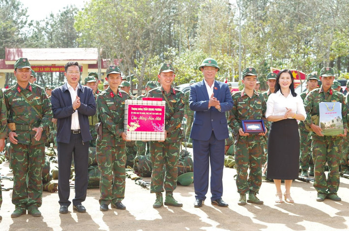 Phó Chủ tịch Quốc hội, Thượng tướng Trần Quang Phương tặng quà Tết chiến sĩ Đại Đội bộ binh 3, Ban Chỉ huy Quân sự huyện Tuy Đức, Bộ Chỉ huy Quân sự tỉnh Đắk Nông 24.jpg