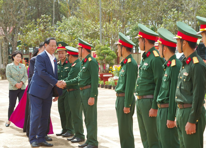 Phó Chủ tịch Quốc hội, Thượng tướng Trần Quang Phương thăm, chúc Tết Đại Đội bộ binh 3, Ban Chỉ huy Quân sự huyện Tuy Đức, Bộ Chỉ huy Quân sự tỉnh Đắk Nông 20.jpg