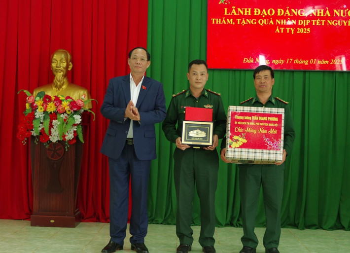 Phó Chủ tịch Quốc hội, Thượng tướng Trần Quang Phương tặng quà Tết cán bộ, chiến sĩ Đồn Biên phòng 767 13.jpg