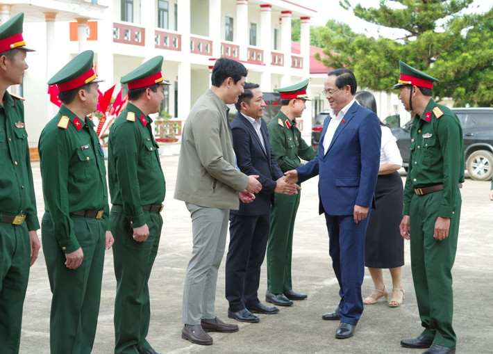 Phó Chủ tịch Quốc hội, Thượng tướng Trần Quang Phương thăm, chúc Tết Trung đoàn 720 25.jpg
