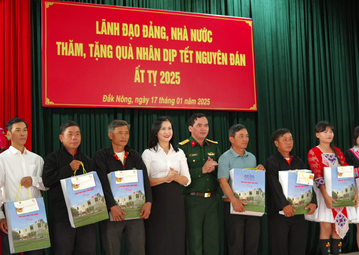 Tỉnh ủy viên, Phó Chủ tịch UBND tỉnh Đắk Nông Tôn Thị Ngọc Hạnh trao quà Tết cho người dân ở xã Đắk Ngo 7.jpg
