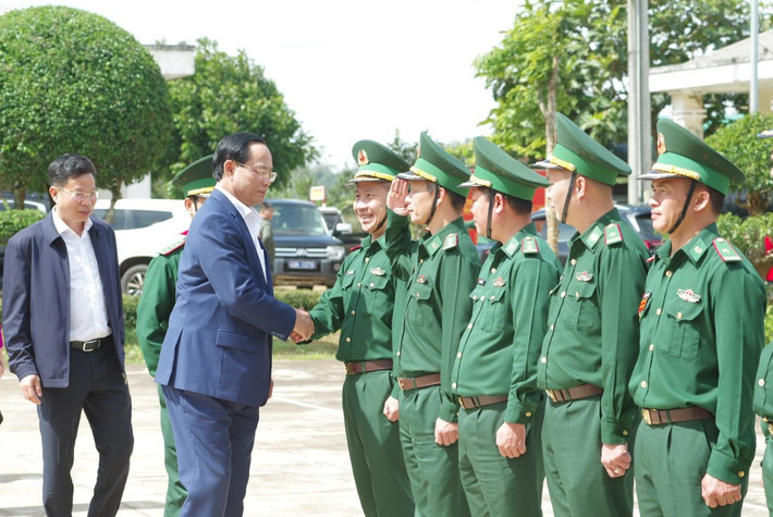 Phó Chủ tịch Quốc hội, Thượng tướng Trần Quang Phương thăm, tặng quà Tết cán bộ, chiến sĩ Đồn Biên phòng 767 8.jpg