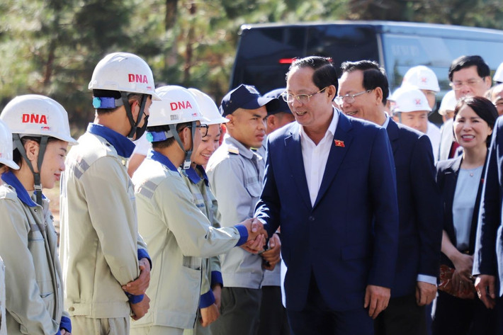 Phó Chủ tịch Quốc hội, Thượng tướng Trần Quang Phương thăm hỏi công nhân Công ty Nhôm Đắk Nông - TKV 21.jpg
