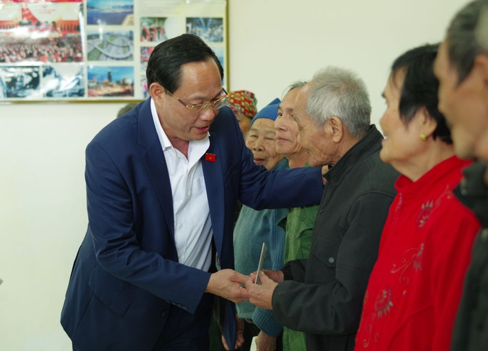 Phó Chủ tịch Quốc hội, Thượng tướng Trần Quang Phương tặng quà Tết người dân có hoàn cảnh khó khăn tại xã Đắk Búk So, huyện Tuy Đức, Đắk Nông 17.jpg