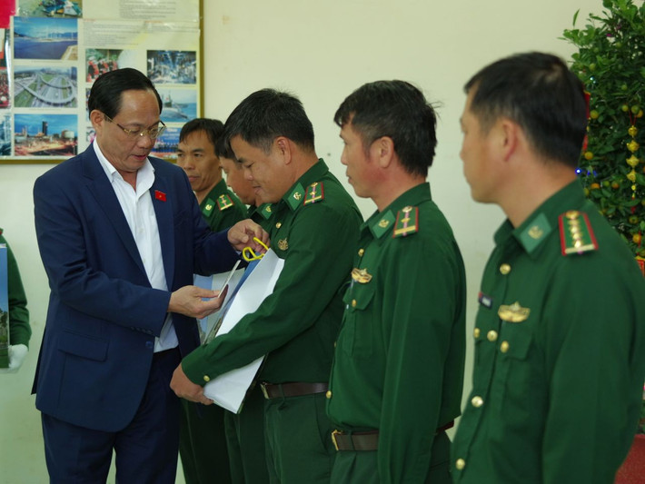 Phó Chủ tịch Quốc hội, Thượng tướng Trần Quang Phương tặng quà Tết cán bộ, chiến sĩ Đồn Biên phòng 767 15.jpg