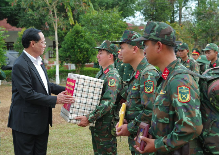 Phó Chủ tịch Quốc hội, Thượng tướng Trần Quang Phương thăm, tặng quà Tết cho cán bộ, chiến sĩ Đại đội Biên giới a34.jpg