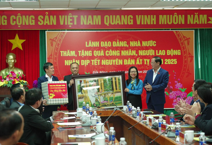 Phó Chủ tịch Quốc hội, Thượng tướng Trần Quang Phương tặng quà lãnh đạo Công ty Nhôm Đắk Nông - TKV 16.jpg