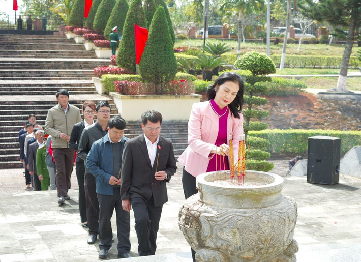 Đoàn công tác Trung ương và địa phương dâng hương, tri ân các anh hùng, liệt sĩ tại Nghĩa trang Liệt sĩ huyện Tuy Đức, Đắk Nông 4.jpg