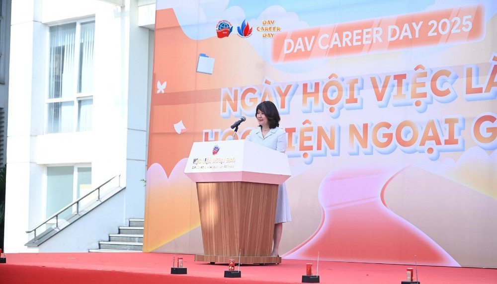 Tiến sĩ Nguyễn Thị Thìn - Phó Giám đốc Học viện Ngoại giao phát biểu khai mạc Chương trình Ngày hội Việc làm Học viện Ngoại giao 2025. anh-2.jpg