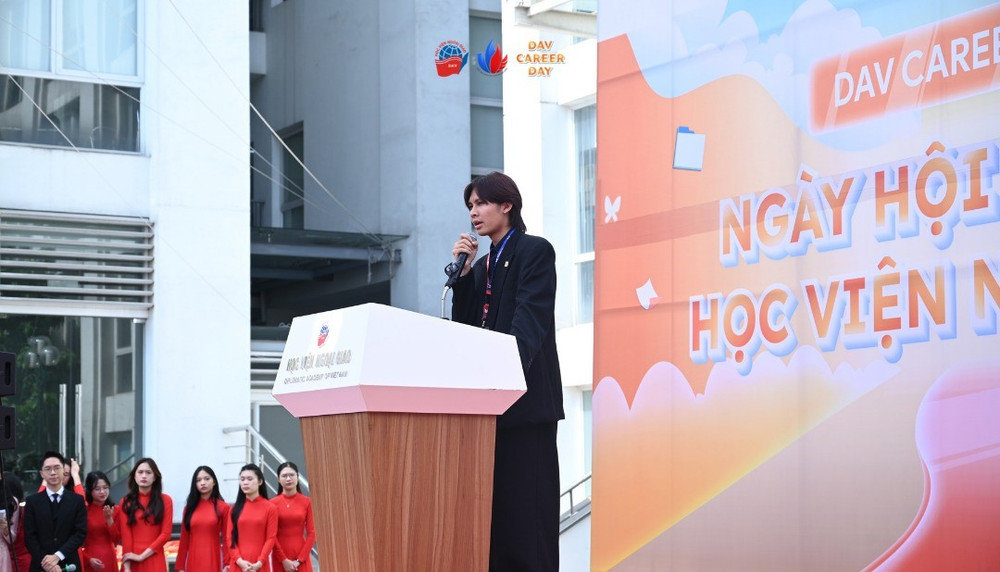 Ông Việt Hoàng, Quản lý phòng sản xuất sáng tạo của Z15 Miracle - Nhà tài trợ Kim cương của Học viện Ngoại giao tại DAV Career Day 2025 tham gia phát biểu trước thềm khai mạc. anh-5.jpg