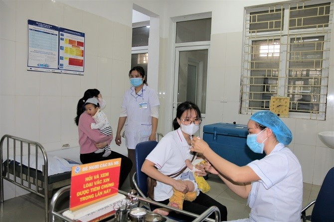 Người dân đưa trẻ đi tiêm chủng vaccine phòng sởi tại Trạm y tế phường Yên Nghĩa (quận Hà Đông). Ảnh: SYT img-9926jpg.jpg