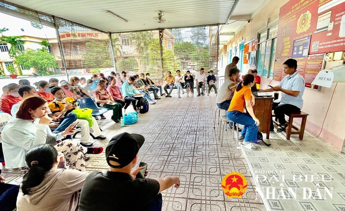 Người dân đến làm thủ tục cấp, đổi Căn cước, định danh điện tử tại trụ sở Công an TP. Dĩ An cũ do Công an phường Dĩ An thực hiện. Ảnh: Văn Dũng cap-cccd-2034.jpg