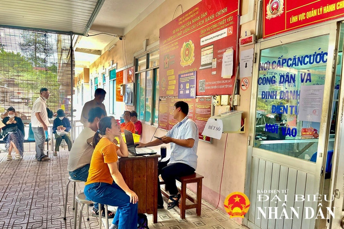 Do thiếu máy móc, nhân lực nên mỗi ngày Công an phường Dĩ An chỉ tiếp nhận, giải quyết được khoảng 200 lượt người dân có nhu cầu. Ảnh: Văn Dũng cap-cccd-2-2092.jpg