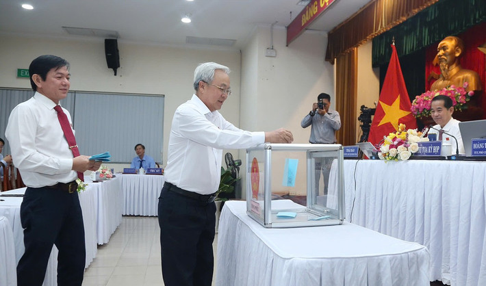 Các đại biểu bỏ phiếu bầu bổ sung Uỷ viên UBND tỉnh đối với ông Nguyễn Văn Thắng, Giám đốc Sở Nông nghiệp và Phát triển nông thôn. Ảnh: Văn Dũng hdnd-dn-2.jpg