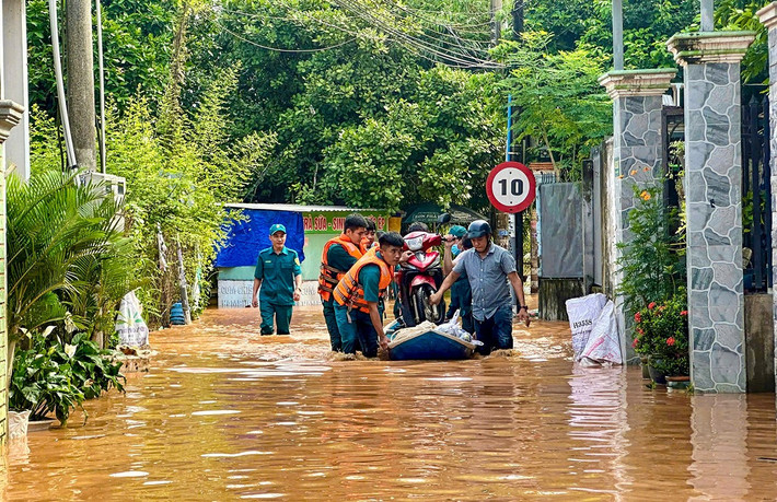 Lực lượng chức năng hỗ trợ người dân di dời tài sản ra khỏi khu vực bị ngập sâu ngap-1.jpg