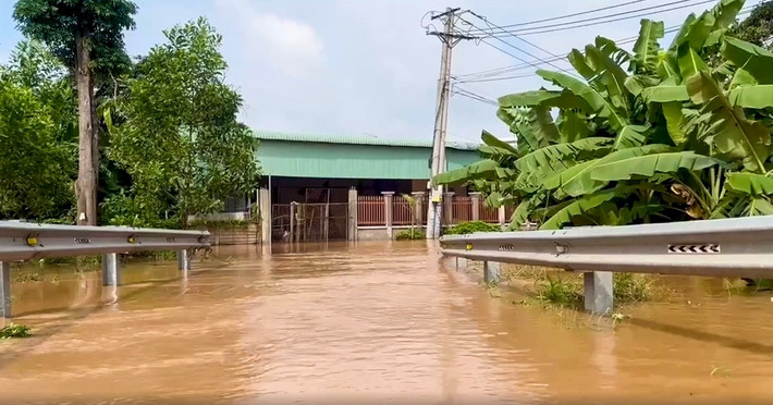 Mưa lớn kéo dài kèm theo nước lũ sông Buông dâng cao khiến nhiều khu vực ở phường Phước Tân, TP. Biên Hoà bị ngập sâu ngap-3.jpg