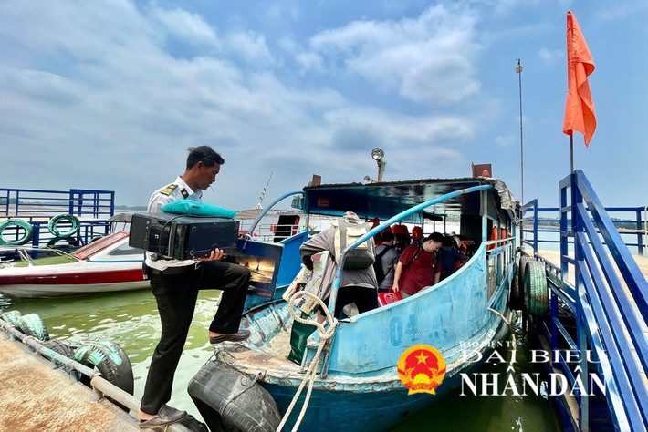 Bến tàu trái phép tại khu du lịch đảo Ó - Đồng Trường hoạt động công khai nhiều năm. Ảnh: Văn Dũng 11.jpg