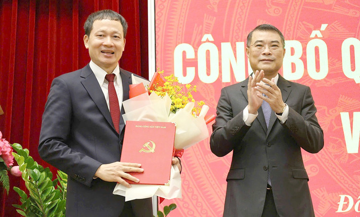 Trưởng Ban Tổ chức Trung ương Lê Minh Hưng trao Quyết định của Bộ Chính trị điều động, chỉ định Phó Chủ nhiệm Ủy ban Kiểm tra Trung ương Vũ Hồng Văn giữ chức Bí thư Tỉnh uỷ Đồng Nai vu-hong-van.jpg