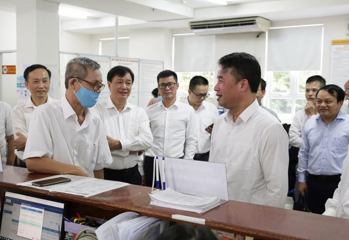 Tổng Giám đốc BHXH Việt Nam Nguyễn Thế Mạnh trao đổi với người dân làm thủ tục tại Bảo hiểm xã hội TP. Hồ Chí Minh. tong-giam-doc-nguyen-the-manh-trao-doi-voi-nguoi-dan-den-lam-thu-tuc-tai-bao-hiem-xa-hoi-tphcm.jpg