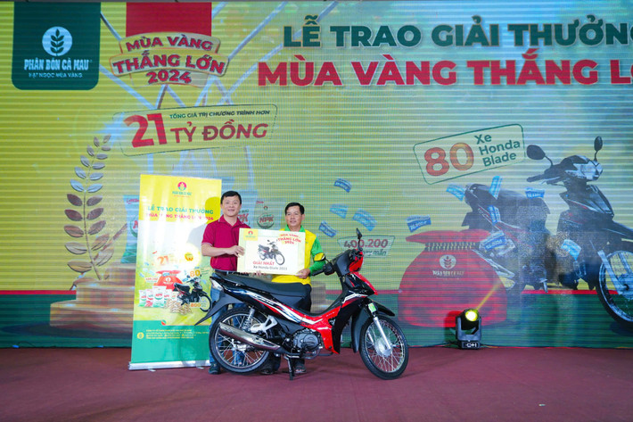 Anh Lâm Văn Lợi (huyện Hòn Đất, tỉnh Kiên Giang) vui mừng được trao xe máy trước sự chứng kiến của đông đảo bà con Anh Lâm Văn Lợi (huyện Hòn Đất, tỉnh Kiên Giang) vui mừng được trao xe máy trước sự chứng kiến của đông đảo bà con