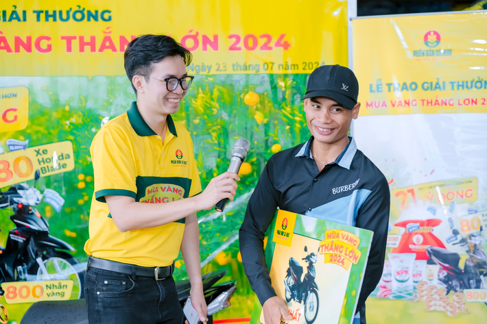 Anh Kpuih Hlonh rạng rỡ trong ngày đón chiếc xe mới về nhà. Ảnh: PVCFC h2-anh-kpuih-hlonh-nhan-giai-1.jpg