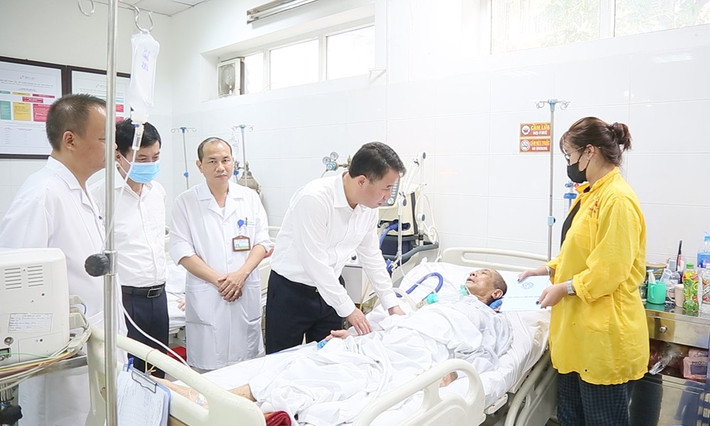 Tổng Giám đốc BHXH Việt Nam Nguyễn Thế Mạnh thăm hỏi, tặng quà bệnh nhân mắc bệnh hiểm nghèo. 4373fe3f-a5c6-4562-b5ce-c0e59e6629d5.png