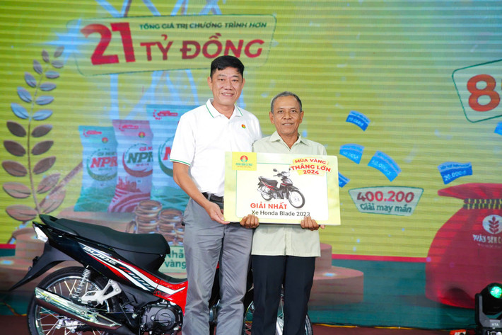 Ông Lê Út đại diện gia đình nông dân Sơn Huyền (huyện Duyên Hải, tỉnh Trà Vinh) nhận giải xe máy tại sự kiện Tham quan nhà máy – Gặt hái mùa vàng Ông Lê Út đại diện gia đình nông dân Sơn Huyền (huyện Duyên Hải, tỉnh Trà Vinh) nhận giải xe máy tại sự kiện Tham quan nhà máy – Gặt hái mùa vàng