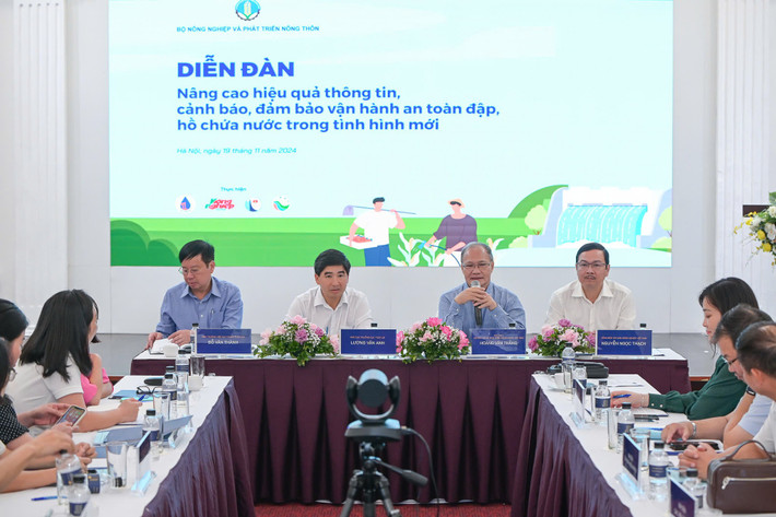 Quang cảnh diễn đàn tại điểm cầu Hà Nội. 4a131810d5c16e9f37d0.jpg