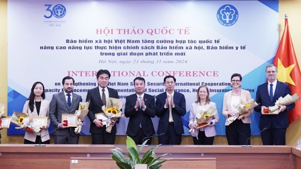 Lãnh đạo BHXH Việt Nam trao tặng Kỷ niệm chương “Vì sự nghiệp BHXH Việt Nam” cho các cá nhân tại Hội thảo quốc tế. dsc02953-20241121121613pm.jpg