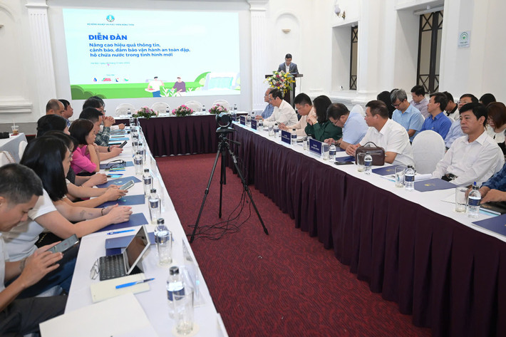 Toàn cảnh diễn đàn. d70f52eb313a8a64d32b.jpg