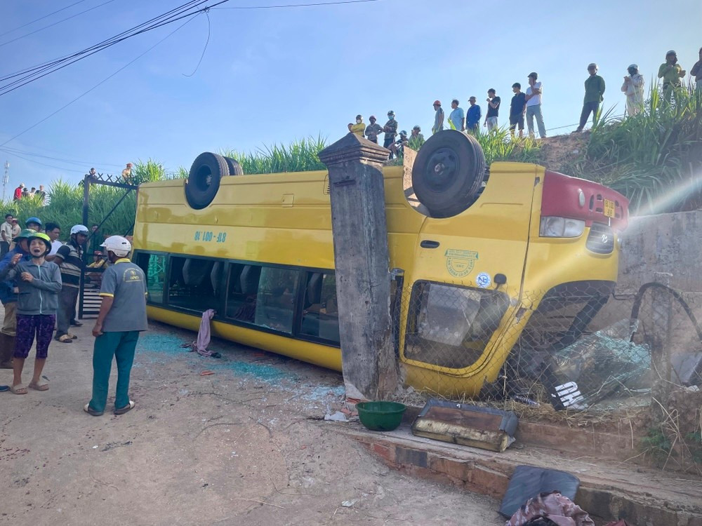 Hiện trường vụ tai nạn lật xe. Ảnh: Văn Ngọc img-8984.jpg