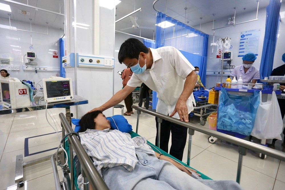 Phó Chủ tịch UBND tỉnh Gia Lai Nguyễn Hữu Quế thăm hỏi sức khỏe các nạn nhân. Ảnh: Văn Ngọc img-8986.jpg