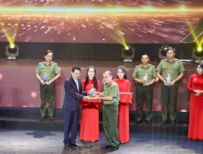 Công an Bắc Giang xuất sắc đoạt giải Vàng với phóng sự phát thanh: "Vấn nạn mua bán thực phẩm chức năng trên mạng và trách nhiệm quản lý của cơ quan nhà nước ở đâu?" z5961387517824-06f90b4c778319e77180bb364f5defda-4711-3023.jpg