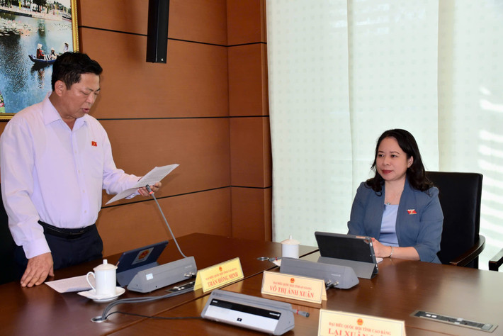 Phó Chủ tịch nước Võ Thị Ánh Xuân tham dự thảo luận tại Tổ 17. Ảnh: Bách Hợp z5982368319198-99db1e47e61cefb2fe04052bd12f3503.jpg