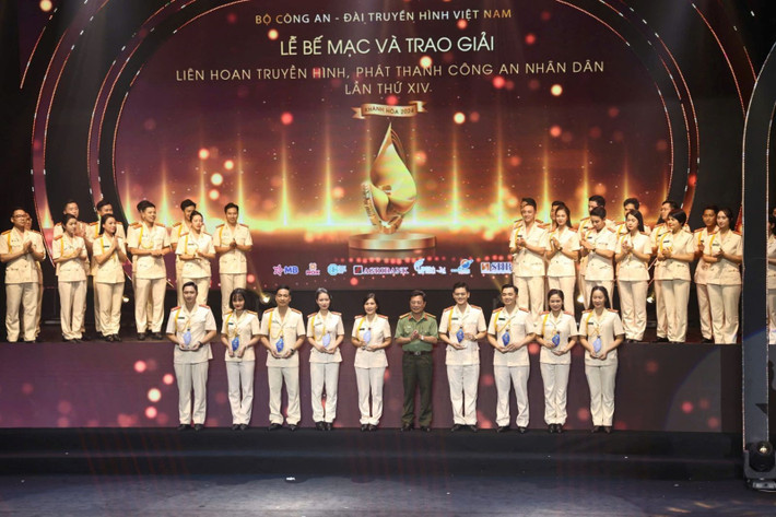 Thí sinh Phạm Linh - Công an tỉnh Bắc Giang (đứng thứ 5 từ trái qua phải) nhận giải Đồng với hạng mục thi dẫn chương trình, phát thanh viên xuất sắc z5960820924700-984e0a952550133f6df386e1e196f3f2-9417-8781.jpg