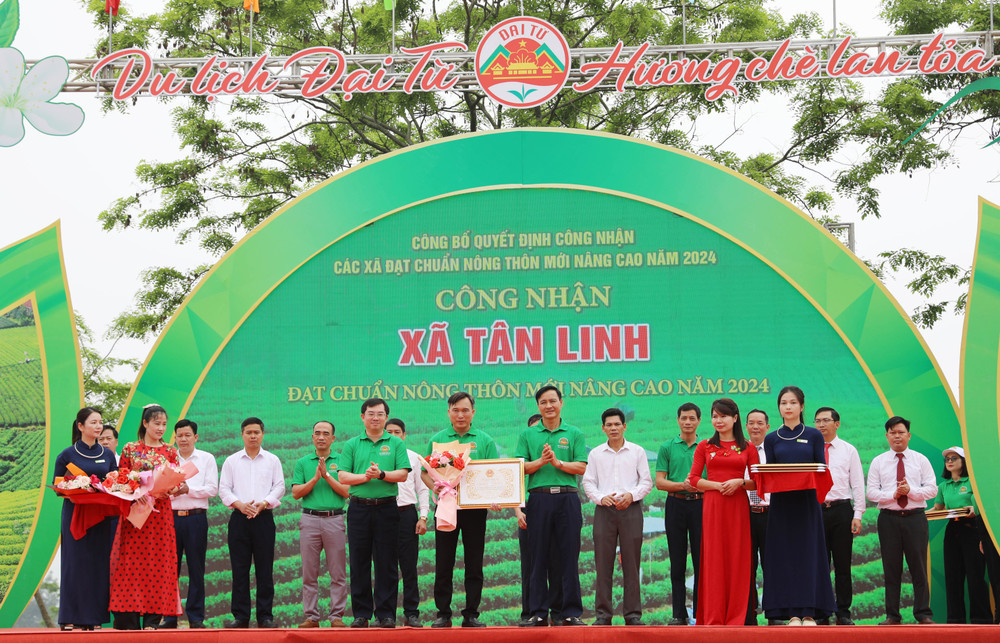 UBND huyện Đại Từ trao quyết định công nhận các xã đạt chuẩn nông thôn mới nâng cao năm 2024 3.jpg