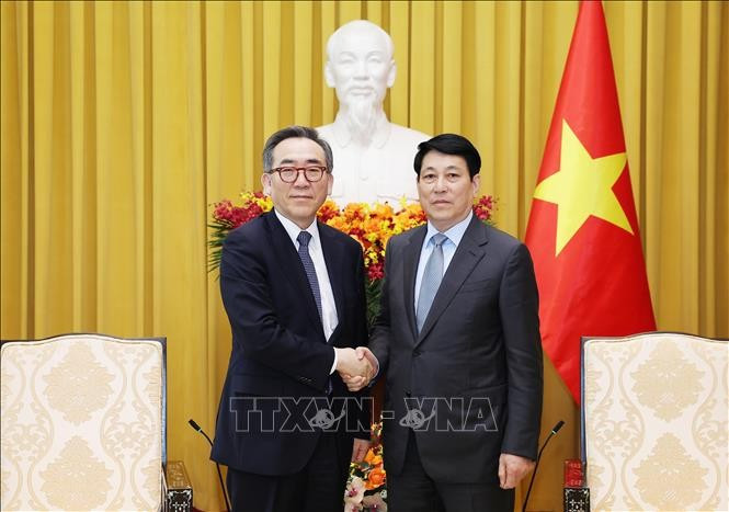 Chủ tịch nước Lương Cường tiếp Bộ trưởng Ngoại giao Hàn Quốc Cho Tae-yul. Ảnh: Lâm Khánh/TTXVN Chủ tịch nước Lương Cường tiếp Bộ trưởng Ngoại giao Hàn Quốc Cho Tae-yul. Ảnh: Lâm Khánh/TTXVN