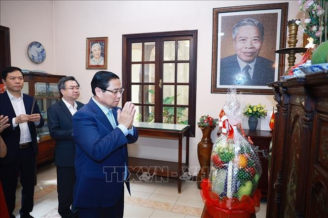 Thủ tướng Phạm Minh Chính thắp hương tưởng nhớ cố Chủ tịch Hội đồng Bộ trưởng Phạm Hùng. Ảnh: Dương Giang/TTXVN Thủ tướng Phạm Minh Chính thắp hương tưởng nhớ cố Chủ tịch Hội đồng Bộ trưởng Phạm Hùng. Ảnh: Dương Giang/TTXVN