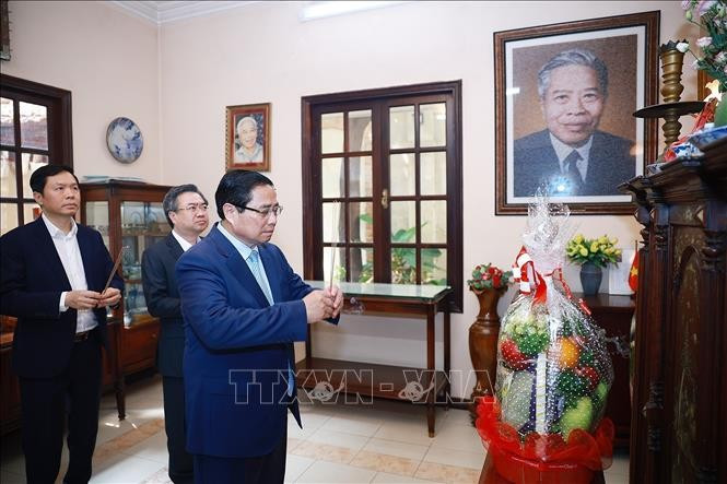 Thủ tướng Phạm Minh Chính thắp hương tưởng nhớ cố Chủ tịch Hội đồng Bộ trưởng Phạm Hùng. Ảnh: Dương Giang/TTXVN Thủ tướng Phạm Minh Chính thắp hương tưởng nhớ cố Chủ tịch Hội đồng Bộ trưởng Phạm Hùng. Ảnh: Dương Giang/TTXVN
