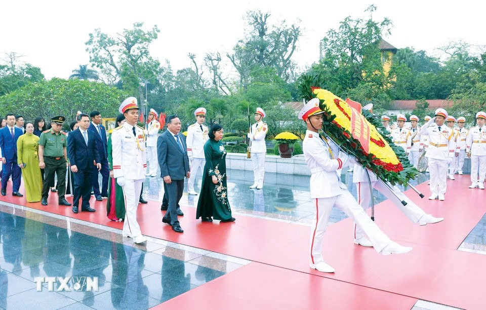 Đoàn đại biểu Thành ủy, Hội đồng Nhân dân, Ủy ban Nhân dân, Ủy ban Mặt trận Tổ quốc Việt Nam thành phố Hà Nội đặt vòng hoa tưởng niệm các Anh hùng liệt sỹ. Ảnh: TTXVN Đoàn đại biểu Thành ủy, Hội đồng Nhân dân, Ủy ban Nhân dân, Ủy ban Mặt trận Tổ quốc Việt Nam thành phố Hà Nội đặt vòng hoa tưởng niệm các Anh hùng liệt sỹ. Ảnh: TTXVN