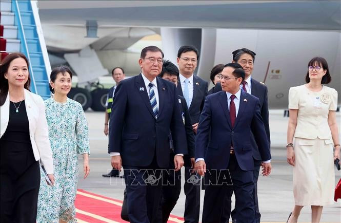 Phó Thủ tướng, Bộ trưởng Ngoại giao Bùi Thanh Sơn đón Thủ tướng Nhật Bản Ishiba Shigeru và Phu nhân tại Sân bay quốc tế Nội Bài. Ảnh: An Đăng/TTXVN Phó Thủ tướng, Bộ trưởng Ngoại giao Bùi Thanh Sơn đón Thủ tướng Nhật Bản Ishiba Shigeru và Phu nhân tại Sân bay quốc tế Nội Bài. Ảnh: An Đăng/TTXVN