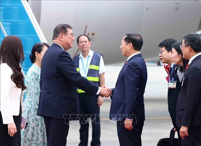 Phó Thủ tướng, Bộ trưởng Ngoại giao Bùi Thanh Sơn đón Thủ tướng Nhật Bản Ishiba Shigeru và Phu nhân tại Sân bay quốc tế Nội Bài. Ảnh: An Đăng/TTXVN Phó Thủ tướng, Bộ trưởng Ngoại giao Bùi Thanh Sơn đón Thủ tướng Nhật Bản Ishiba Shigeru và Phu nhân tại Sân bay quốc tế Nội Bài. Ảnh: An Đăng/TTXVN