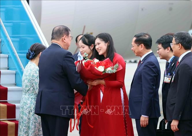 Thiếu nữ Hà Nội tặng hoa, chào mừng Thủ tướng Nhật Bản Ishiba Shigeru và Phu nhân thăm chính thức Việt Nam. Ảnh: An Đăng/TTXVN Thiếu nữ Hà Nội tặng hoa, chào mừng Thủ tướng Nhật Bản Ishiba Shigeru và Phu nhân thăm chính thức Việt Nam. Ảnh: An Đăng/TTXVN