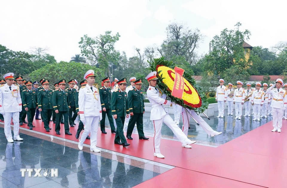 Đoàn đại biểu Quân ủy Trung ương do Ủy viên Bộ Chính trị, Phó Bí thư Quân ủy Trung ương, Bộ trưởng Bộ Quốc phòng, Đại tướng Phan Văn Giang dẫn đầu đặt vòng hoa tưởng niệm các Anh hùng liệt sỹ. Ảnh: TTXVN Đoàn đại biểu Quân ủy Trung ương do Ủy viên Bộ Chính trị, Phó Bí thư Quân ủy Trung ương, Bộ trưởng Bộ Quốc phòng, Đại tướng Phan Văn Giang dẫn đầu đặt vòng hoa tưởng niệm các Anh hùng liệt sỹ. Ảnh: TTXVN