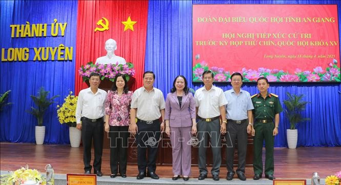 Phó Chủ tịch nước Võ Thị Ánh Xuân với lãnh đạo thành phố Long Xuyên, tỉnh An Giang Phó Chủ tịch nước Võ Thị Ánh Xuân với lãnh đạo thành phố Long Xuyên, tỉnh An Giang