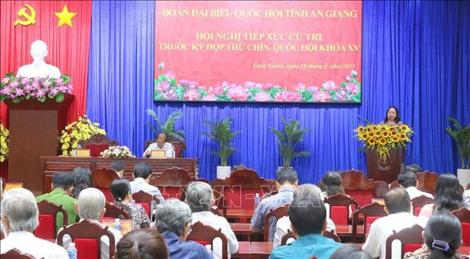 Quang cảnh hội nghị tiếp xúc cử tri thành phố Long Xuyên, tỉnh An Giang. Quang cảnh hội nghị tiếp xúc cử tri thành phố Long Xuyên, tỉnh An Giang.