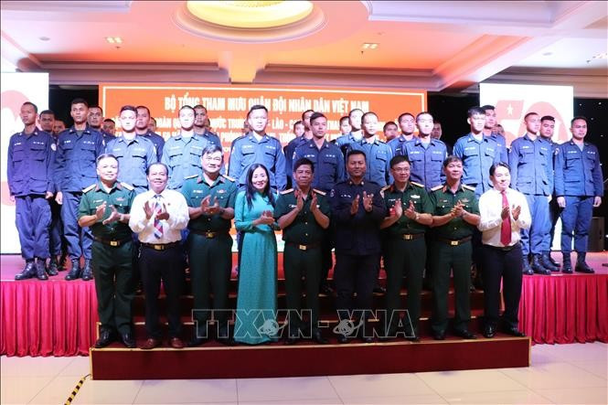 Thượng tướng Nguyễn Văn Nghĩa, Phó Tổng Tham mưu trưởng QĐND Việt Nam, chụp ảnh lưu niệm cùng đoàn Quân đội Hoàng gia Campuchia Thượng tướng Nguyễn Văn Nghĩa, Phó Tổng Tham mưu trưởng QĐND Việt Nam, chụp ảnh lưu niệm cùng đoàn Quân đội Hoàng gia Campuchia