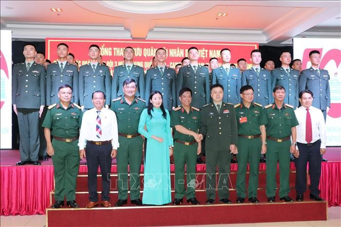 Thượng tướng Nguyễn Văn Nghĩa, Phó Tổng Tham mưu trưởng QĐND Việt Nam, chụp ảnh lưu niệm cùng đoàn Quân Giải phóng Nhân dân Trung Quốc Thượng tướng Nguyễn Văn Nghĩa, Phó Tổng Tham mưu trưởng QĐND Việt Nam, chụp ảnh lưu niệm cùng đoàn Quân Giải phóng Nhân dân Trung Quốc