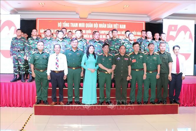 Thượng tướng Nguyễn Văn Nghĩa, Phó Tổng Tham mưu trưởng QĐND Việt Nam, chụp ảnh lưu niệm cùng đoàn QĐND Lào Thượng tướng Nguyễn Văn Nghĩa, Phó Tổng Tham mưu trưởng QĐND Việt Nam, chụp ảnh lưu niệm cùng đoàn QĐND Lào