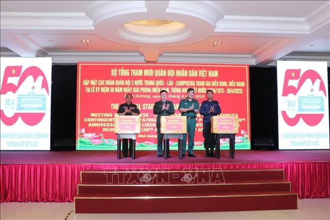 Đại diện Bộ tư lệnh Quân Khu 7 tặng quà các đoàn quân đội Trung Quốc, Lào và Campuchia Đại diện Bộ tư lệnh Quân Khu 7 tặng quà các đoàn quân đội Trung Quốc, Lào và Campuchia